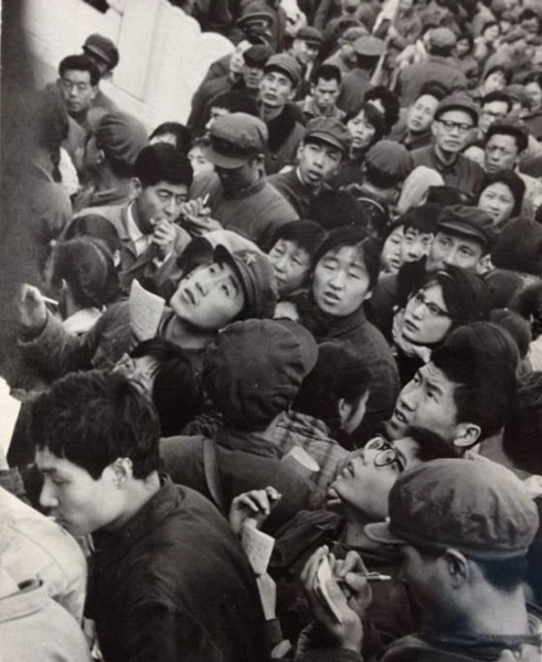 考生在看高考录取榜。