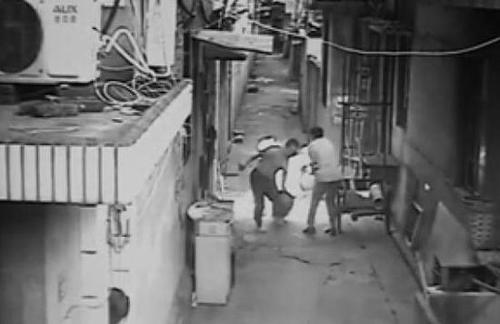 宁波抱火哥 邻居厨房起火拖着冒火煤气瓶往外冲