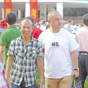 李鸿性(左) 点击进入下一页