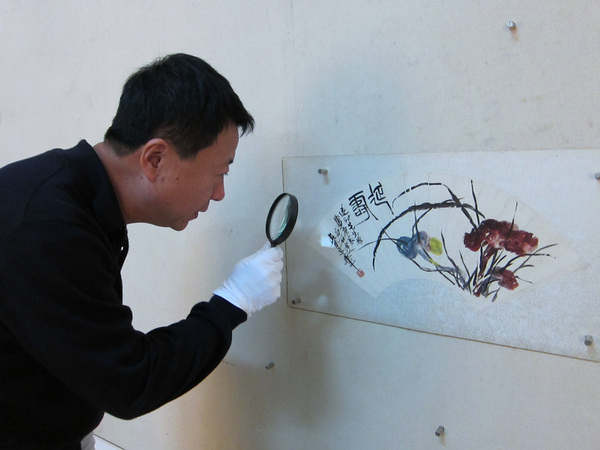 4、盛鸣在湘潭齐白石纪念馆研究齐白石扇面作品