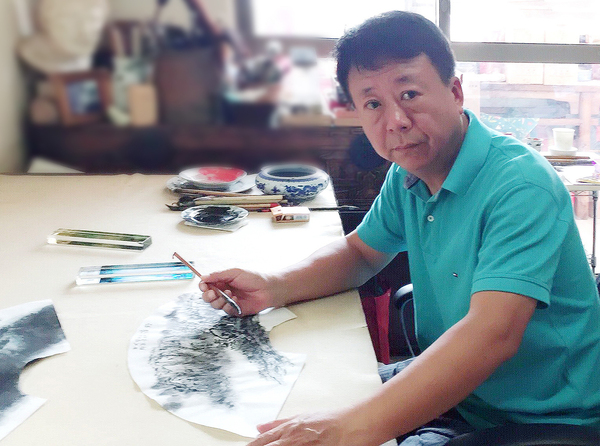 3、盛鸣在创作扇面作品