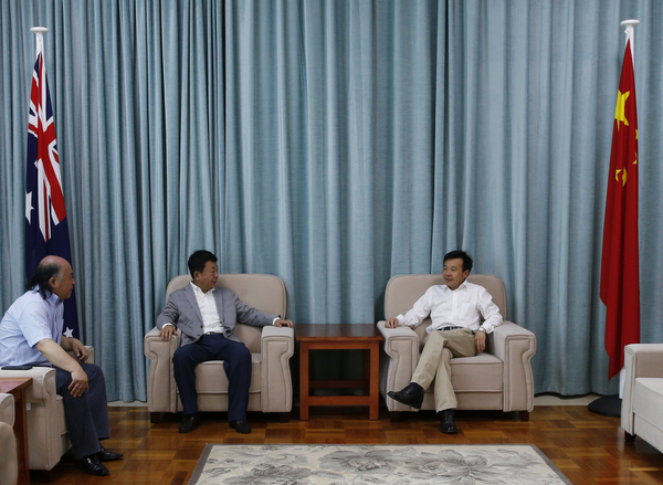 5、盛鸣、王旭在澳洲和中国驻珀斯总领事雷克中