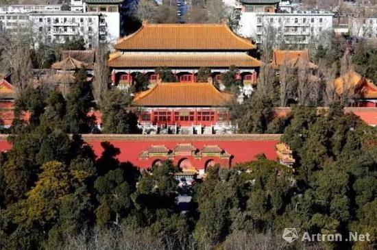 俯拍景山寿皇殿、牌坊、大门、戟门、寿皇殿以及山殿、配殿、碑亭等