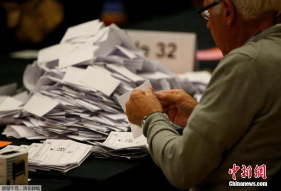 在这场大选的竞选过程中，保守党主打“脱欧牌”，强调只有保守党才能带领英国顺利脱离欧盟。而工党则提出一系列“劫富济贫”的主张，包括向富人增加征税、免除大学学费、能源和铁路国有化等。图为肯德尔投票站内，工作人员正在忙碌。