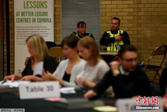 英国上次举行大选是在2015年，正常情况下，新一次大选应该在2020年。但特雷莎·梅在4月18日突然宣布，在今年6月8日提前举行大选。图为肯德尔投票站内，驻扎了警方人员以确保安全。