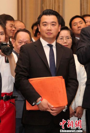 6月9日，英国大选陆续揭晓各选区选举结果，在汉普郡哈文特选区，代表保守党参选的华裔候选人麦艾伦(Alan Mak)再次当选，连任英国议会下议院议员。周兆军 摄