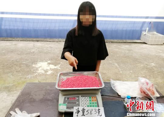 图为毒犯对毒品进行指认 孙如健 摄 图为毒犯对毒品进行指认 孙如健 摄