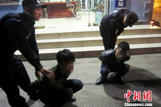 图为现场抓获毒犯 孙如健 摄 图为现场抓获毒犯 孙如健 摄