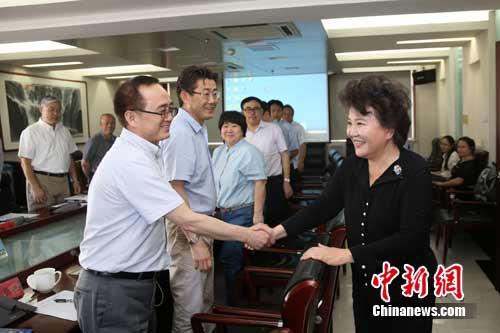 图为国务院侨办主任裘援平与出席座谈会人员握手致意。 韩海丹 摄