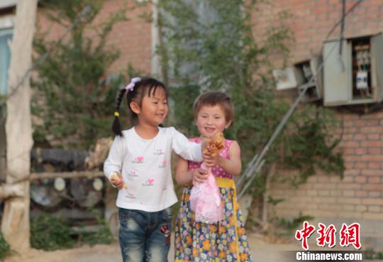图为张义兵的女儿璐璐和哈萨克族妹妹的女儿亲如姐妹。　樊晓丽 摄