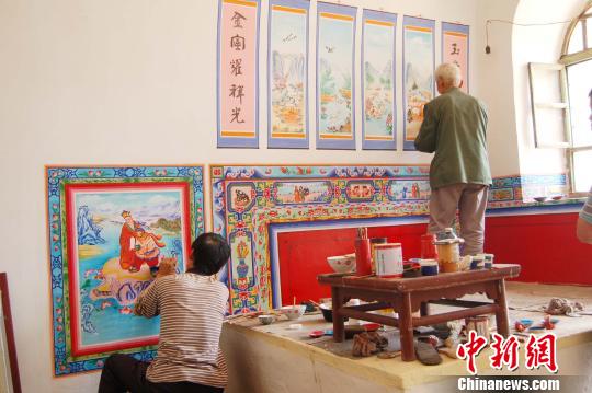 煤省山西的资源型大县长治襄垣正极力拓展文化产业，令非遗传承人有饭吃。图为襄垣炕围画?！≌庞?摄