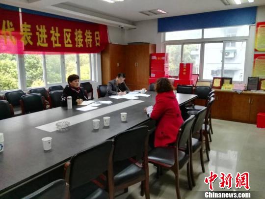 杭州市江干区闸弄口街道纪工委对候选人进行谈心谈话?！『贾菔屑臀┩?摄