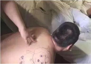 纹身师给纹成了刮刮乐3