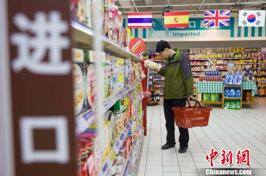 山西太原，民众在挑选进口食品。张云 摄