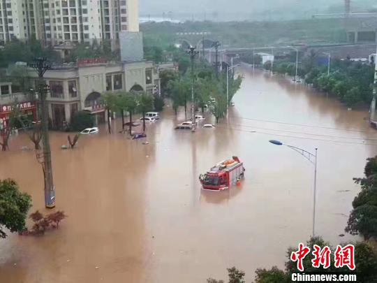 图为一辆救援车被困水中。　钟欣 摄