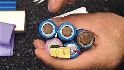 记者从地摊上购买的充电宝，拆开后发现里面的电池布满锈迹。 新京报记者 游天燚 摄