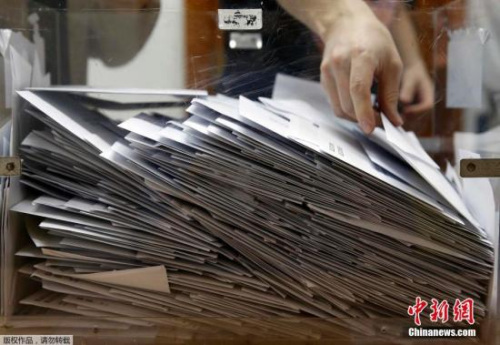 资料图:工作人员统计票数 点击进入下一页