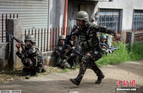 资料图:作战中的菲律宾士兵 点击进入下一页