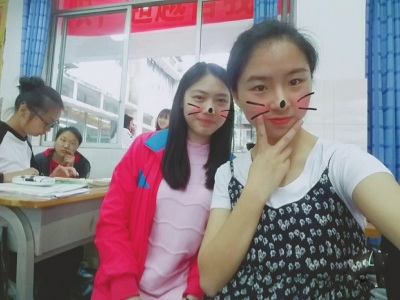 泸州“凳子女孩”苦读12年完成高考 专业填报难倒全家人 点击进入下一页