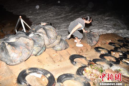 深圳南澳渔民应战台风“苗柏”来袭 陈文 摄 深圳南澳渔民应战台风“苗柏”来袭 陈文 摄