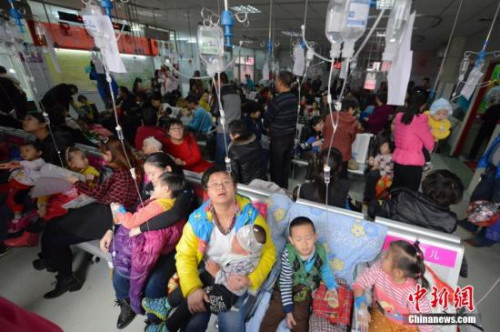 11月26日，山西省太原市妇幼保健院，众多家长带着孩子前来挂号看病。据医院医生介绍，近日患儿较上月同期增加了50%，多以呼吸道疾病为主，气候的变化是患病的主要原因。连日来，中国华北、黄淮等地持续遭遇雾霾与降温天气，中央气象台于当日继续发布大雾和霾的“双黄”预警。<a target='_blank' href='http://www.chinanews.com/'>中新社</a>发 韦亮 摄11