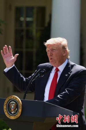 当地时间6月1日，美国总统特朗普在白宫宣布，美国将退出《巴黎协定》。他同时强调，美国也许会重返有关应对气候变化的协定，但前提条件是协定必须要对美国更加“公平”。 <a target='_blank' href='http://www.chinanews.com/'>中新社</a>记者 刁海洋 摄