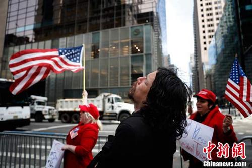 当地时间5月4日，支持者在纽约特朗普大厦前迎候特朗普总统的到来。当日，美国总统特朗普就职后首次回到家乡纽约。 <a target='_blank' href='http://www.chinanews.com/'>中新社</a>记者 廖攀 摄