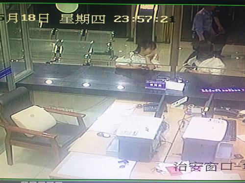 图说：车某姐妹二人前往派出所报案。警方图