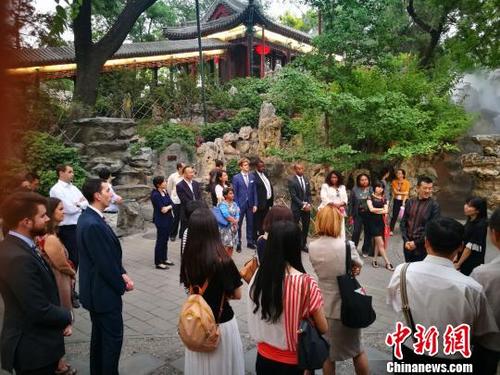 中国侨网恭王府博物馆副馆长陈晓文带领外交官员参观并讲解 应妮 摄