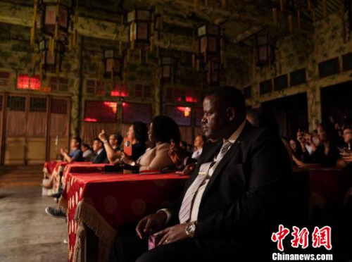 外交官员们观赏昆曲演出 侯宇 摄 外交官员们观赏昆曲演出 侯宇 摄