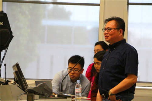 姚舜熙教授作为当晚的主讲嘉宾，通过大量的历史图片和丰富的资料，为英国观众介绍了中国古代花鸟画到现代花鸟画的起源和发展。（法国《欧洲时报》/小曾 摄）