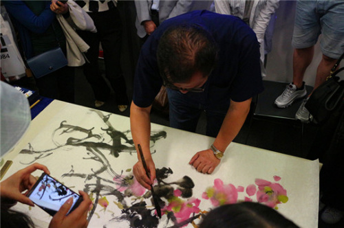 姚舜熙教授讲座后现场作画。（法国《欧洲时报》/小曾 摄）