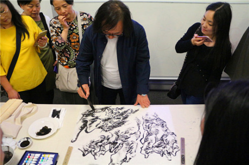 唐辉院长现场作画。（法国《欧洲时报》/小曾 摄）