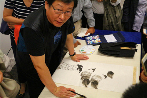 李洋教授讲座后现场作画。（法国《欧洲时报》/小曾 摄）