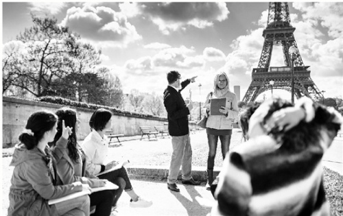 同学们在法国巴黎游学，体验国际课堂。