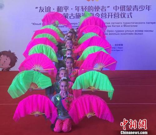 中国侨网图为俄罗斯小朋友展示中国扇子舞 张玮 摄