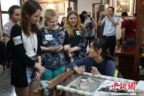 外籍人士与无锡锡绣匠人交流?！∷锶?摄