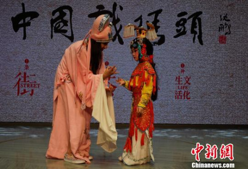 一位外国留学生在向“小师傅”讨教手势如何做?！∷锶?摄