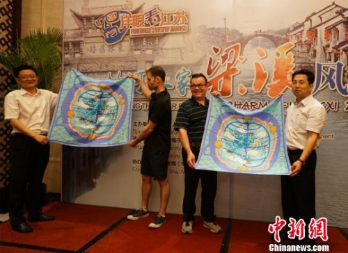 图为无锡方面赠送手绘梁溪地图丝巾给外籍人士代表?！∷锶?摄