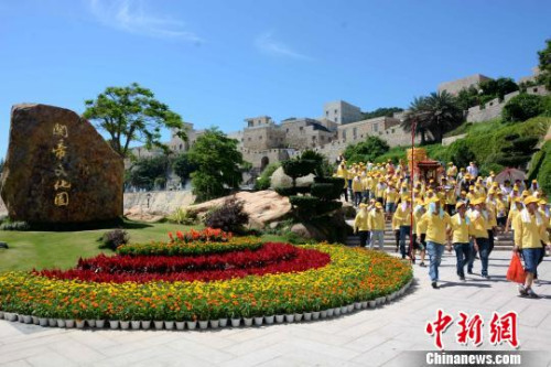 图为民俗踩街活动?！≌沤鸫?摄