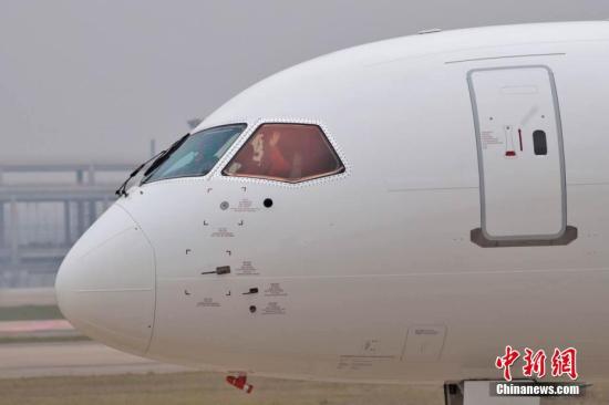 5月5日，首架国产大飞机C919在上海成功首飞。图为机组人员挥手示意。张亨伟 摄