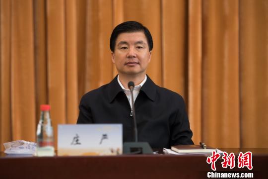 图为6月13日，西藏自治区党委副书记庄严出席“中央企业援藏干部暨西藏区属企业到中央企业挂职干部座谈会”?！『闻罾?摄