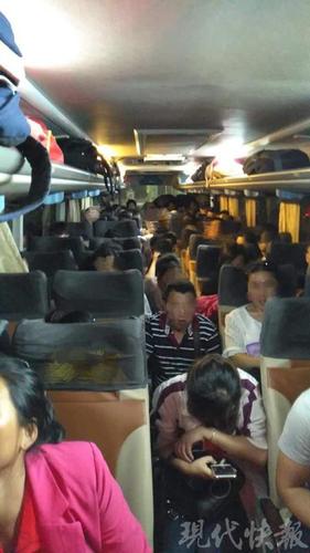 大客车司机疯狂超载 称本想干完最后一票就退休