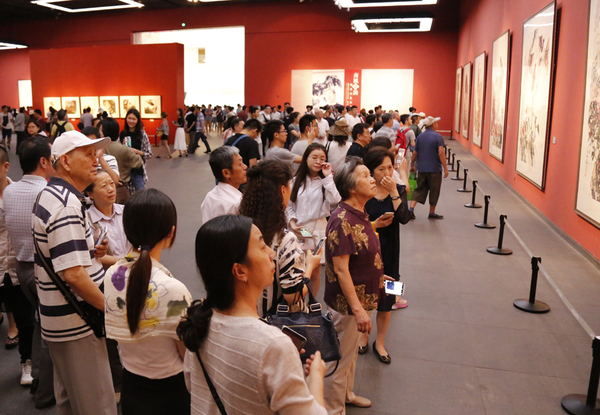 观众们兴致勃勃地观看展览 观众们兴致勃勃地观看展览