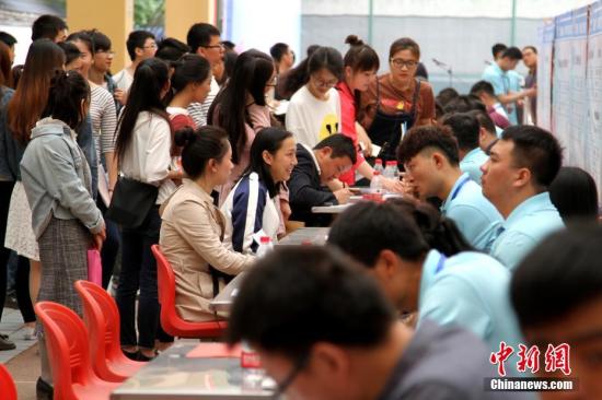 资料图：毕业生在参加招聘会。田进 摄