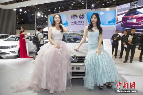 资料图：太原国际车展开幕，靓丽车模吸睛。<a target='_blank' href='http://www.chinanews.com/'>中新社</a>记者 张云 摄