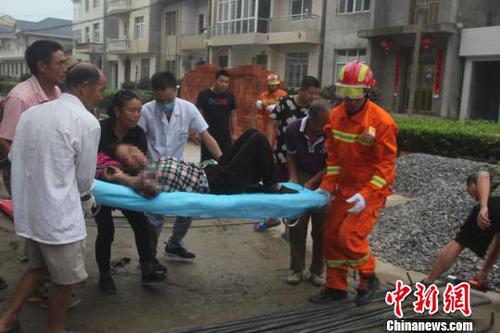 钢筋高空坠落湖北天门一女工人惨遭穿脸插腹(图)