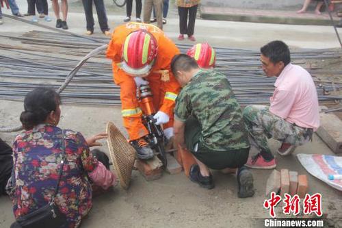 消防官兵利用液压剪断钳将裸露在外的钢筋切断 朱浩然 摄 消防官兵利用液压剪断钳将裸露在外的钢筋切断 朱浩然 摄