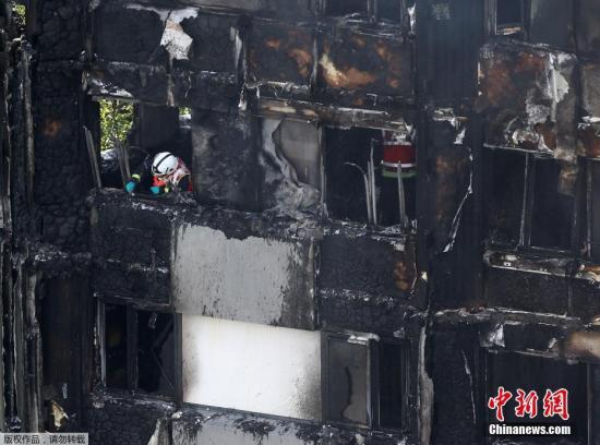 据外媒报道，继伦敦救护车服务部门之后，英国国民保健服务系统(NHS)进一步更新消息称，目前，伦敦多家医院共收治了74名西区高层公寓楼火灾伤者，其中20人接受重症监护。图为消防员在火灾现场调查。