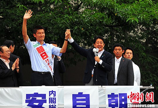 图为日本首相安倍晋三当天在东京的中野车站为自民党的候选人站台拉票。 <a target='_blank' href='http://www.chinanews.com/'>中新社</a>记者 王健 摄